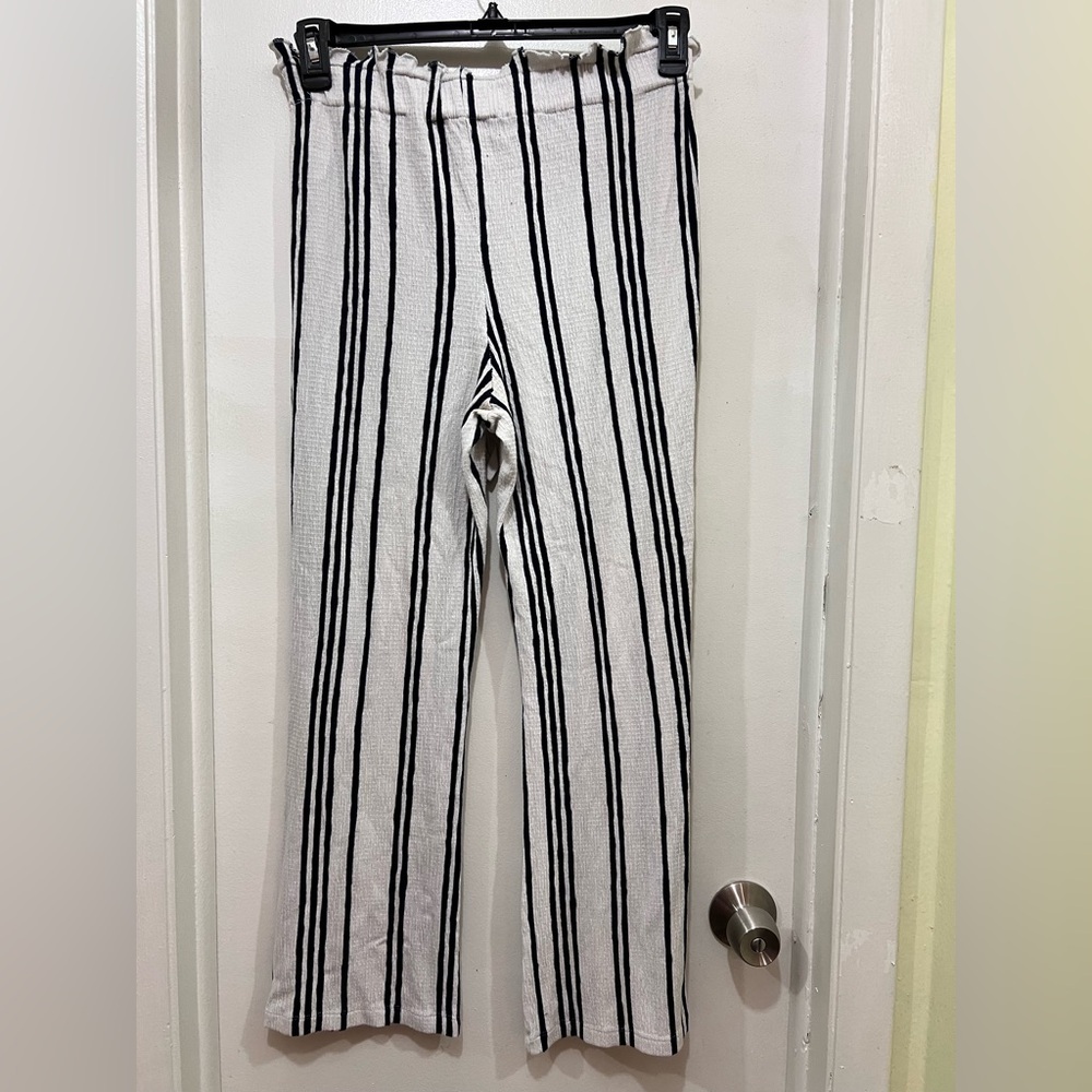 Monday-Friday flash sale ‼️
Love Tree black and White Striped pants